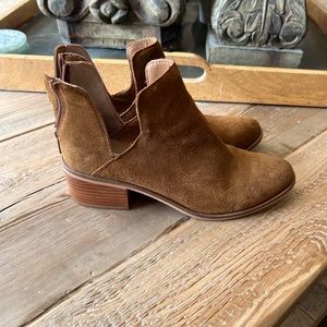 Brown suede Steve Madden booties